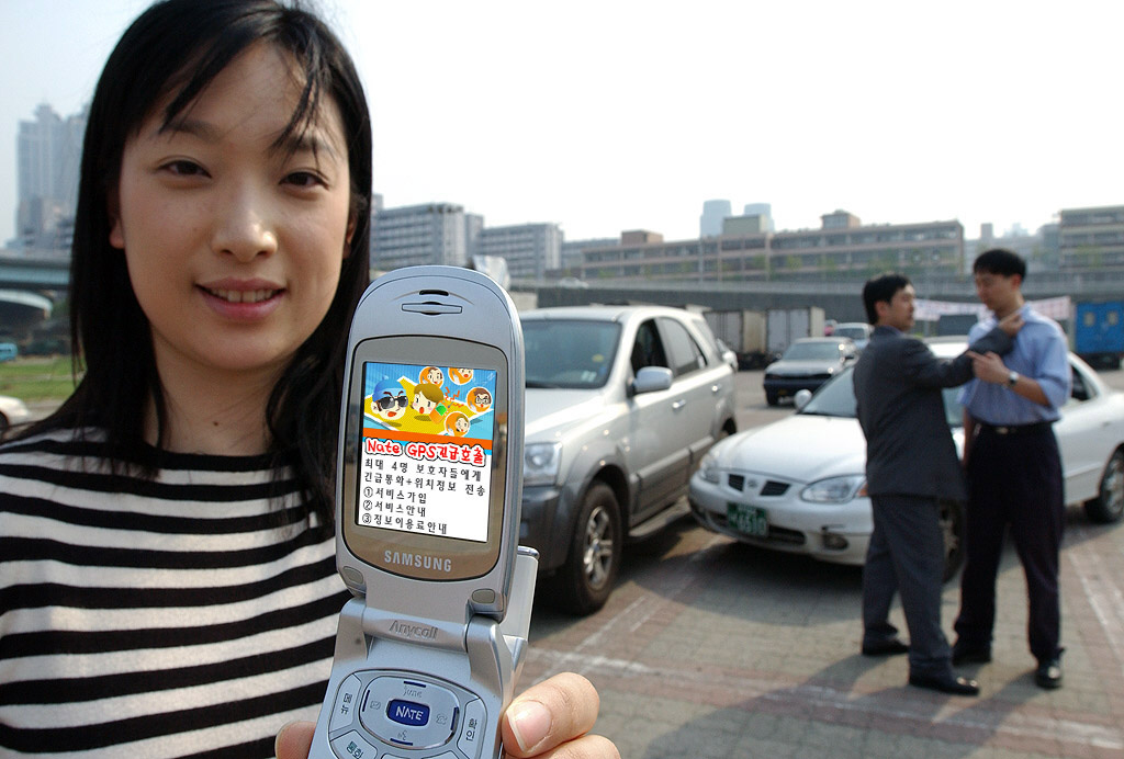 A customer who had a car accident, is shown calling a registered person by using the GPS Emergency Calling Service. Starting on April 23, SK Telecom initiated a GPS Emergency Calling Service that allows a subscriber to have conversations with up to four people at the same time, when an emergency situation occurs